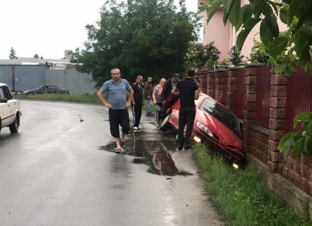 Автомобіль потрапив в ДТП в Ужгороді, на швидкості злетів в кювет (відео)