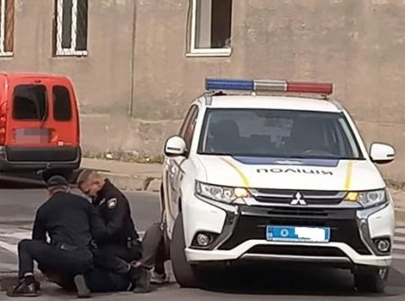 В Ужгороді львів’янин вдарив в обличчя поліцейського 
