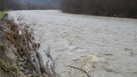 Гідрологічне штормове попередження: на Закарпатті вода з річок виходитиме на заплаву