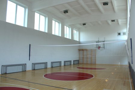 У Виноградівській школі № 2 облаштували сучасний спортивний зал (фото)
