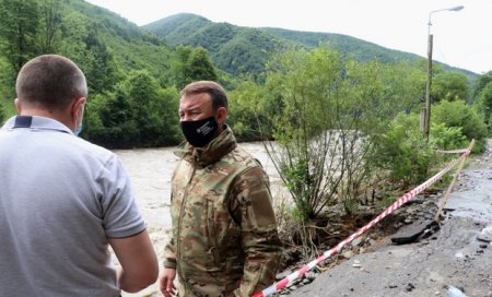 Голова Закарпатської ОДА з іншими відповідними керівниками підраховують збитки від повені