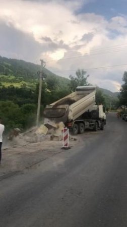  Дорожники активно відновлюють зруйновану повінню дорогу Н-09 Мукачево –Рогатин на 188 км (фото)