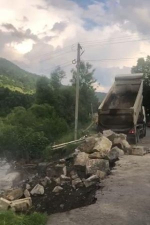  Дорожники активно відновлюють зруйновану повінню дорогу Н-09 Мукачево –Рогатин на 188 км (фото)