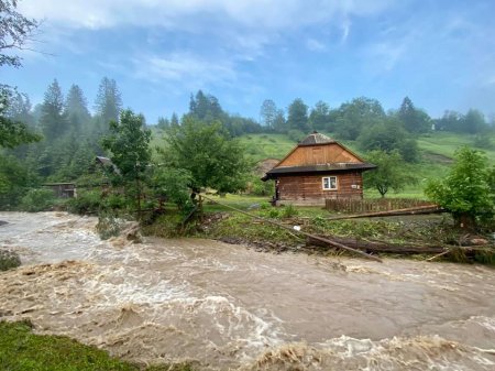 Закарпаття неполишає негода та катаклізми - ще один район несе наслідки (фото)