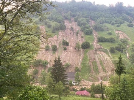 Закарпаття неполишає негода та катаклізми - ще один район несе наслідки (фото)