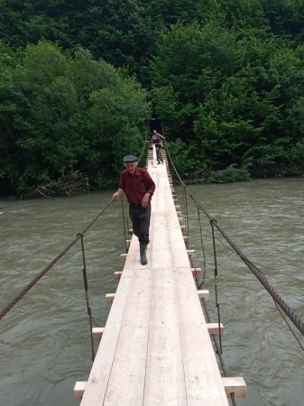 На Тячівщині лісівники відновлюють пішохідні підвісні мости, які зруйновані паводком (фото)