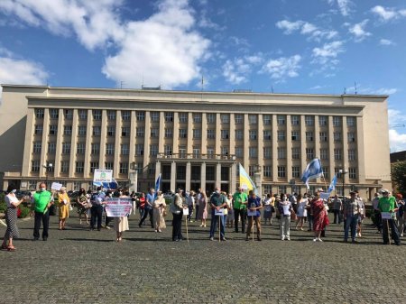 В Ужгороді триває акція протесту представників профспілок Закарпаття