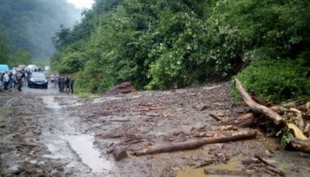 Загроза зсуву: Унаслідок паводків, які пройшли минулого тижня на Закарпатті (відео)