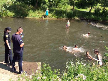 В Ужгороді та Іршаві рятувальники вчили дітей безпечної поведінки на воді