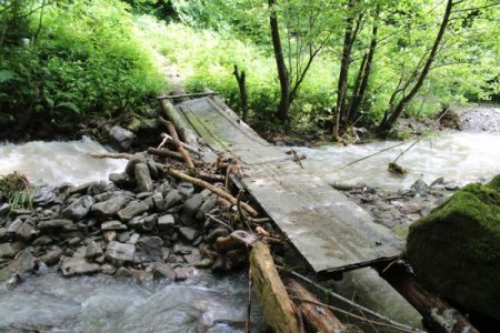 На Тячівщині гірська річка пошкодила бетонний міст (фото)