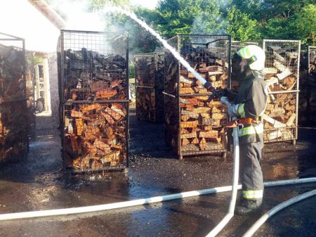 Перечинські рятувальники ліквідували пожежу на території деревообробного підприємства