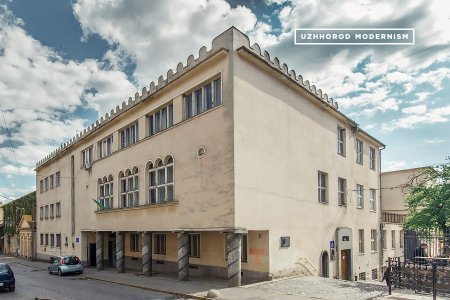 Врятувати історичну спадщину: в Ужгороді відновлюють будівлю старої школи (ФОТО)