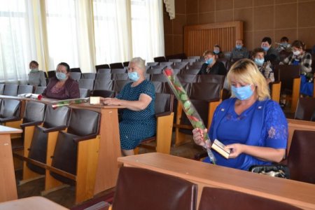 У Тячівській РДА вручено почесні нагороди "Мати-героїня" багатодітним жінкам району