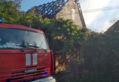 Тячівські рятувальники ліквідували значну пожежу на території приватного господарства