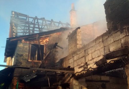 Тячівські рятувальники ліквідували значну пожежу на території приватного господарства