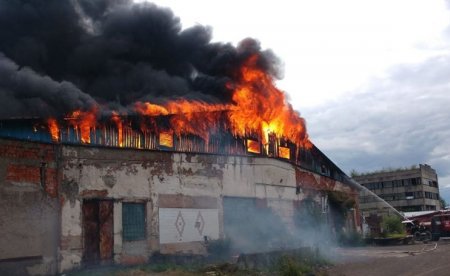 У Хусті горить підприємство: на місці працює 6 одиниць техніки (фото)