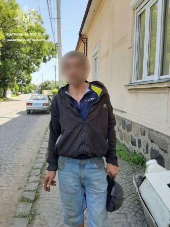 В Ужгороді затримали чоловіка, який перелазив паркан з краденим газовим котлом (фото)