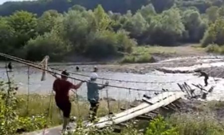 Прохід з перешкодами: на Рахівщині жителі переходять річку по зламаному мосту (відео)