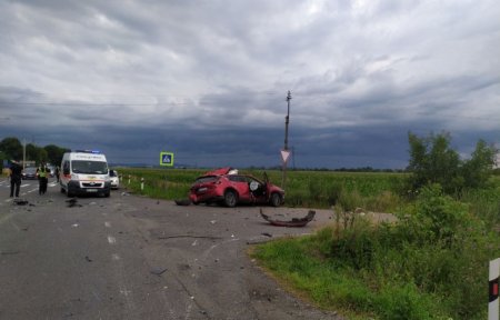 Смертельна ДТП: фура розтрощина машину Mazda вщент (фото, відео)