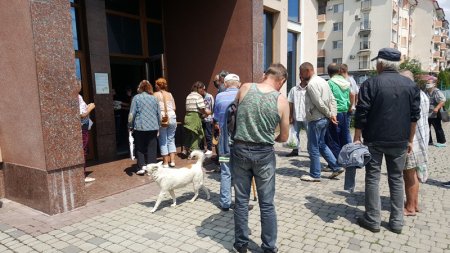 Соціальна підтримка безхатченкам та малозабезпеченим проходить у Мукачеві: їх годують щонеділі (фото)