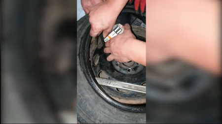 В колесах машини українки виявили 300 пачок сигарет (відео)