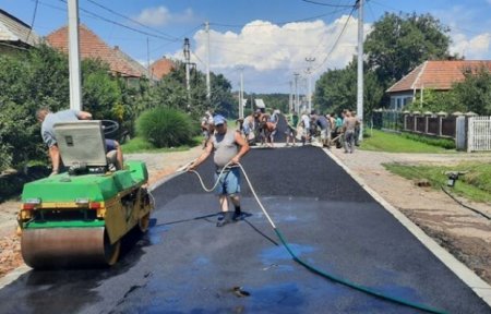 На Закарпатті люди самостійно ремонтують дороги (фото)