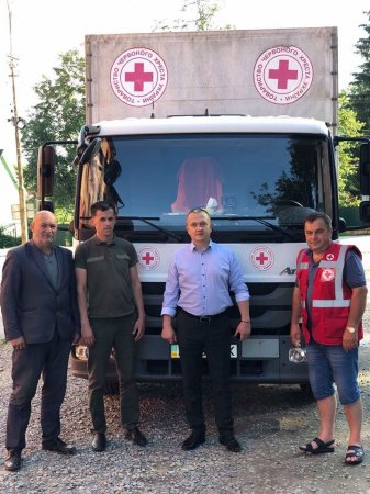 На Рахівщині Червоний Хрест передав для постраждалих від повені гігієнічні набори
