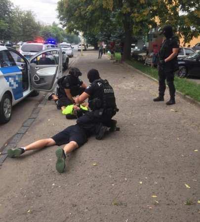 Подробиці від поліції: в Ужгороді затримали наркоторговця метамфетаміном (фото)