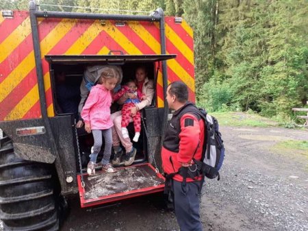 Туристи з дітьми, які потрапили під зливу були евакуйовані до урочища Козьмещик (фото)
