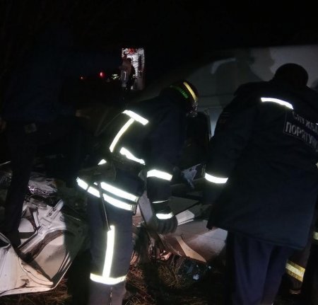 На Закакарпатті потрійна ДТП - постраждалих з понівечених автівок вилучали рятувальники
