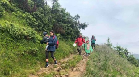 На Рахівщині в горах під зливу потрапили туристи з дітьми