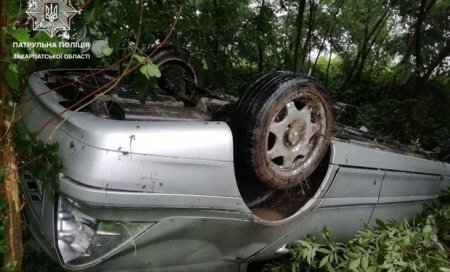 На Мукачівщині ДТП: автомобіль перекинувся на дах (фото)