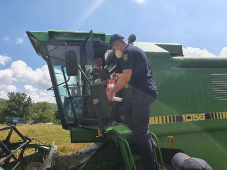 Мукачівські рятувальники розповідали аграріям як уберегти урожай зернових від вогню