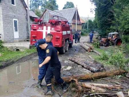 У Міжгірському районі рятувальники ліквідовують наслідки підтоплень населеного пункту (Фото)