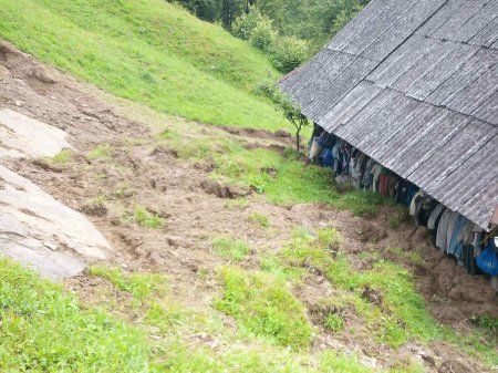 У Міжгірському районі рятувальники ліквідовують наслідки підтоплень населеного пункту (Фото)