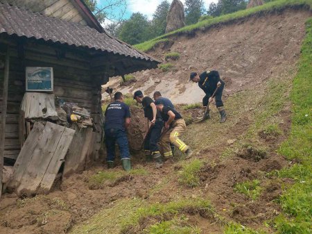 У Міжгірському районі рятувальники ліквідовують наслідки підтоплень населеного пункту (Фото)