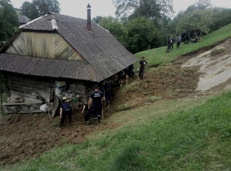 У Міжгірському районі рятувальники ліквідовують наслідки підтоплень населеного пункту (Фото)