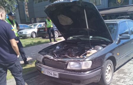 В Ужгороді біля магазинів  загорілася Audi (фото, відео)