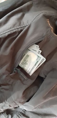 Курйоз дня: закарпатець купив вживану куртку з Європи за 200 гривень та знайшов 500 доларів (фото)