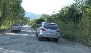 На Закарпатті й досі існують дороги державного значення, де ремонтні роботи не проводили з часів СРСР (відео) На Закарпатті й досі існують дороги державного значення, де ремонтні роботи не проводили з часів СРСР (відео)