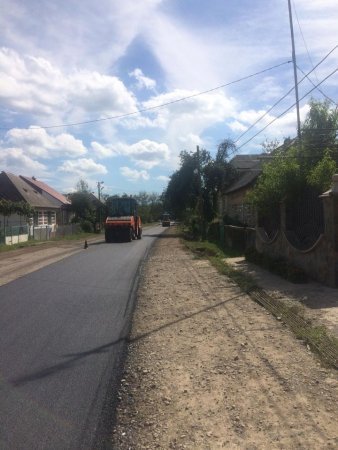 На Тячівщині в одному із сіл проводять капітальний ремонт дороги (фото)