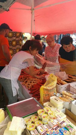 За «Крайниківськими ковбасами» на ринку у Сільці на Іршавщині займають чергу з самого ранку (ФОТО)