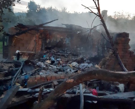 Пожежу гасили більше 6 годин: У Хусті згорів будинок (Фото)