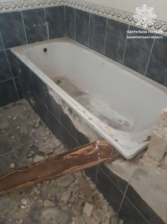 Ужгородські патрульні виявили осіб, які намагалися демонтувати ванну з будівлі колишнього готелю