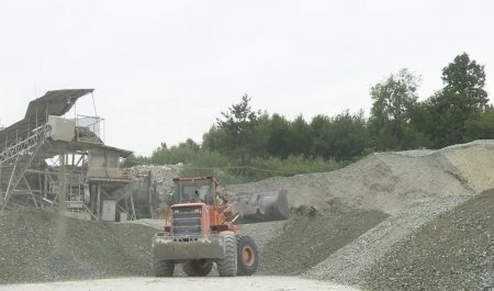 На Хустщині у селі Сокирниця є потужне підприємство по видобутку і переробці цінного мінералу – цеоліту