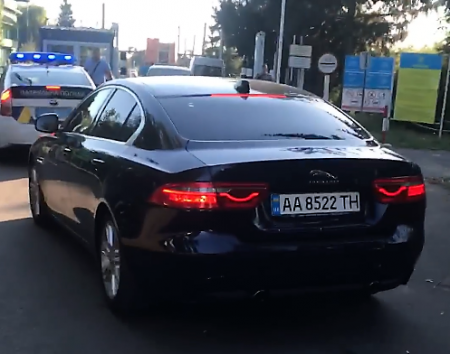 Закарпатська патрульна поліція супроводжує без черги «круті» автомобілі до КПП "Лужанка" (відео)