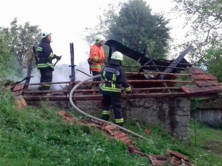 Протягом вихідних на Закарпатті горіли три надвірні споруди