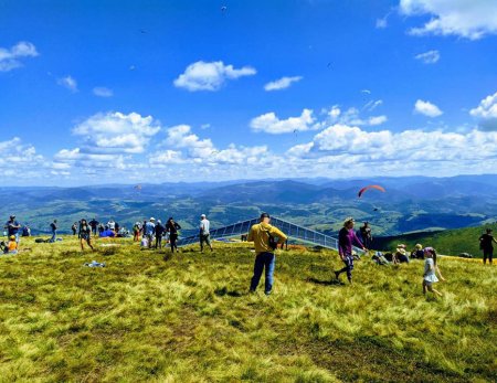 Закарпатські рятувальники опікуються безпекою учасників міжнародних змагань з парапланеризму