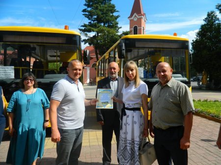 Рахівська та Ясінянська школи отримали нові шкільні автобуси (ФОТО)