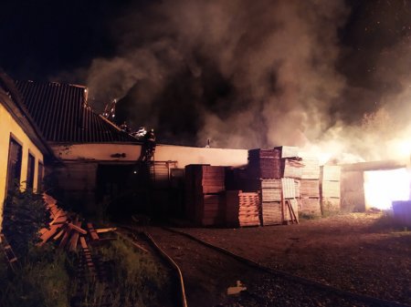 Тячівські рятувальники ліквідували масштабну пожежу на пилорамі